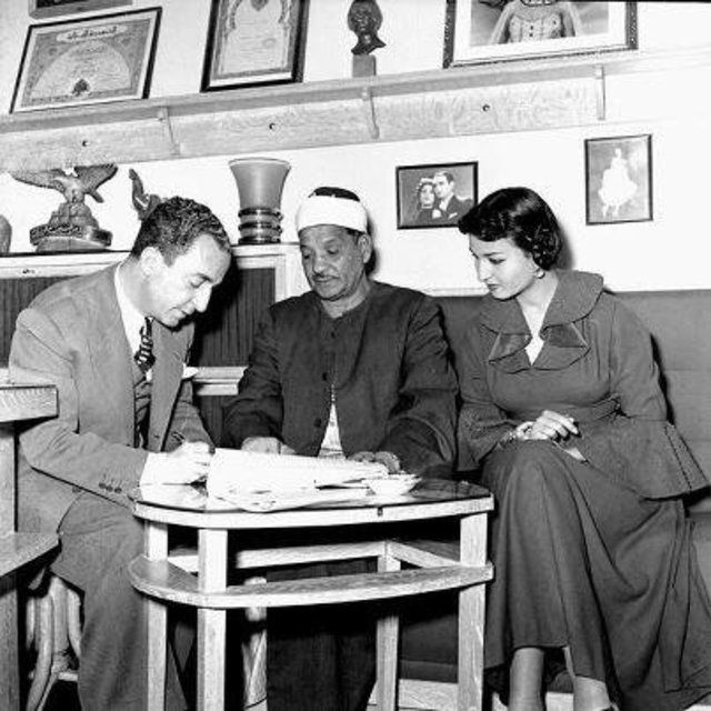 نعيمة عاكف والمخرج حسين فوزى وعقد قرانهم سنة 1953