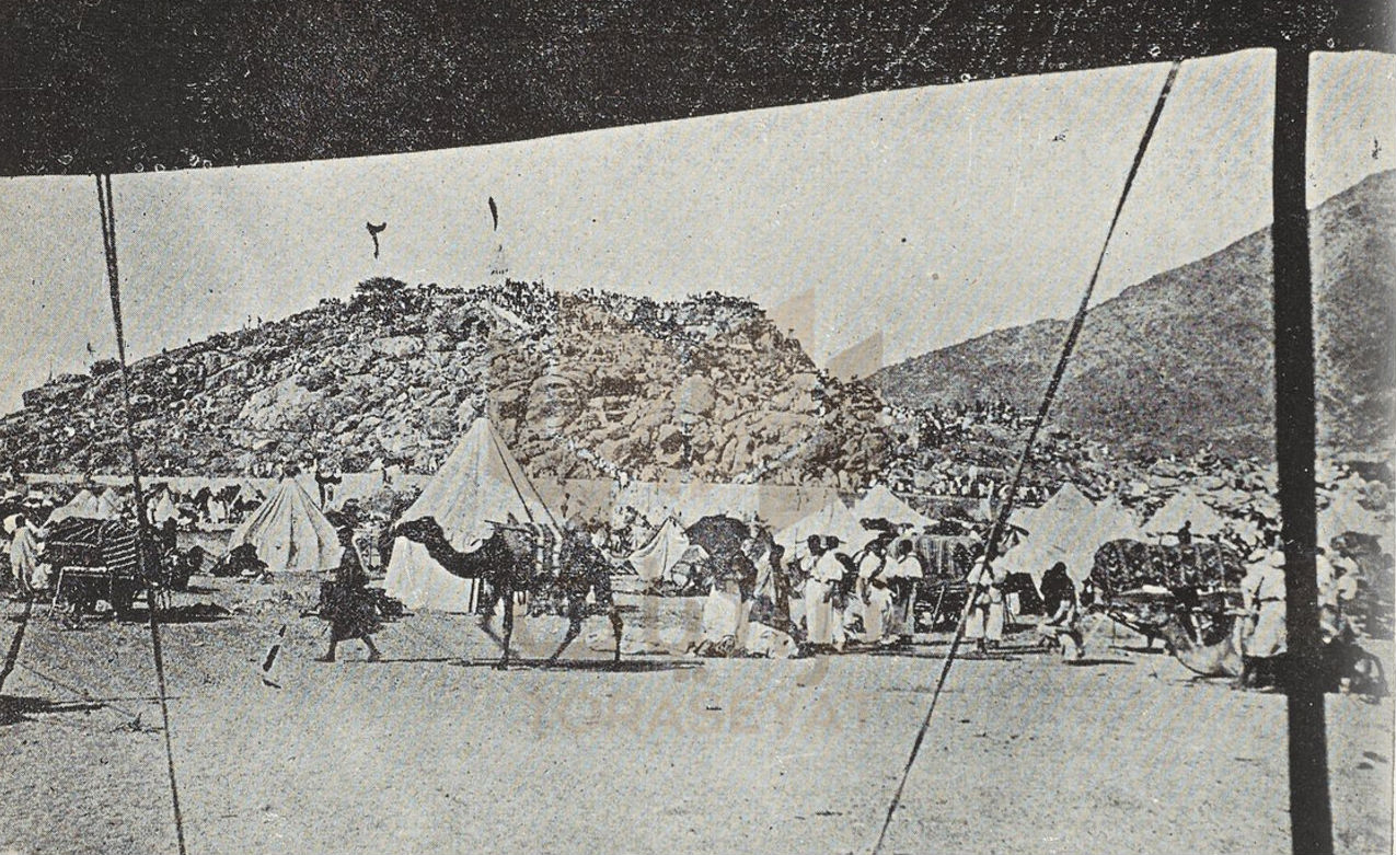 جبل عرفات والترقيم 1 هو منارة فيها مصابيح و الترقيم 2 إحدى شجرات الجبل