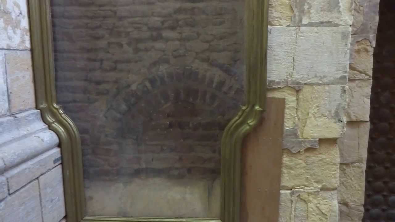 الباب الأخضر الذى دخل منه رأس الإمام الحسين في مسجده بالقاهرة