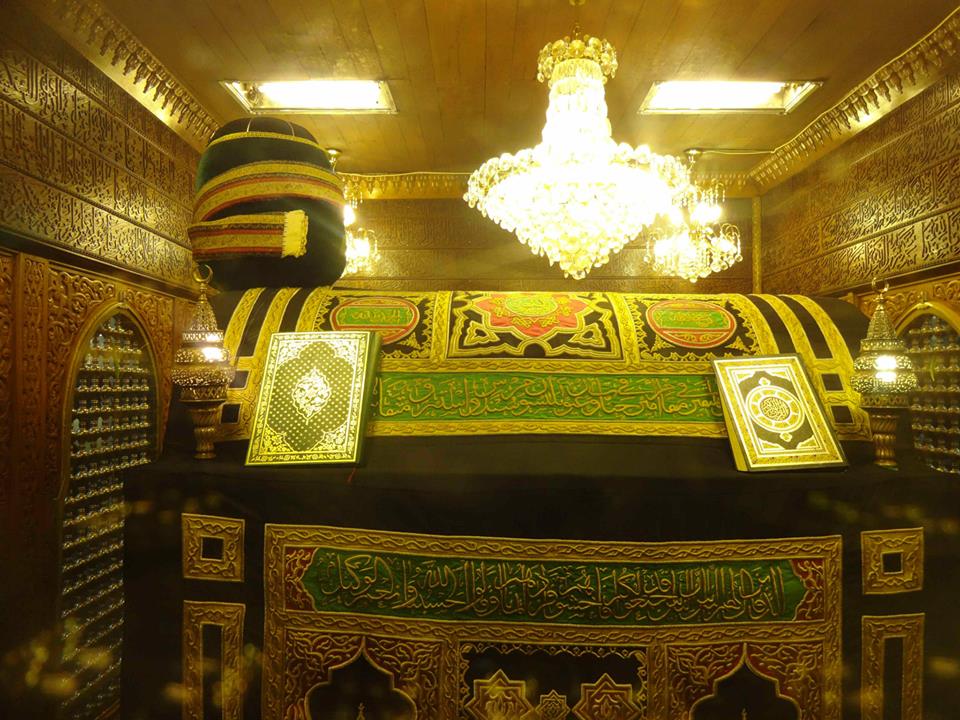مقام الإمام الحسين من داخل مسجده في مصر