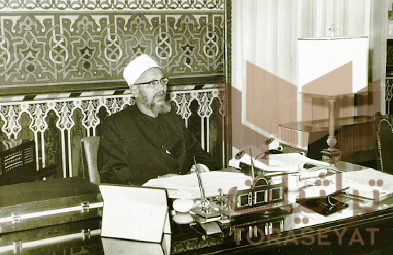 الشيخ عبدالحليم محمود في مكتبه بمشيخة الأزهر