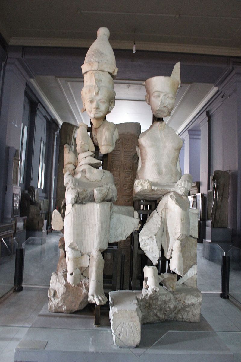 تمثال آمون وزوجته في المتحف المصري