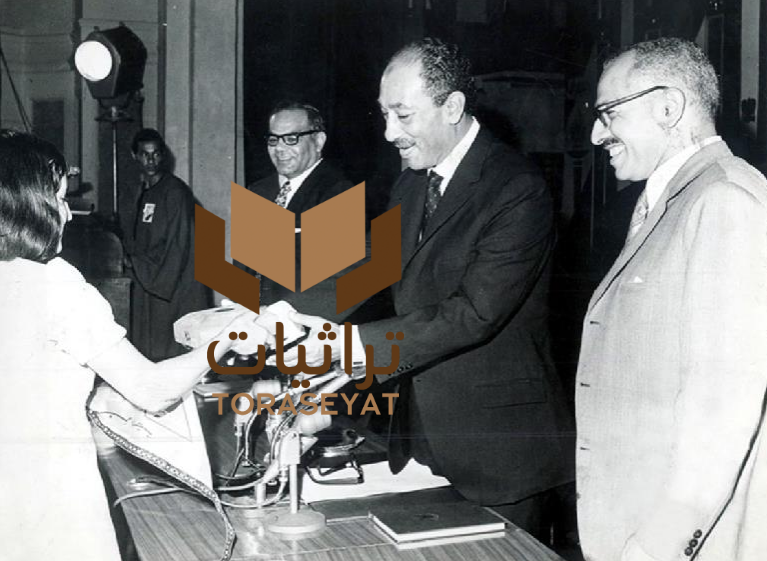 السادات يكرم إحدى ممثلات الشباب في مؤتمر 1973 م