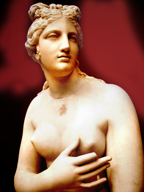 تمثال لأفروديت في متحف أثينا الوطني للآثار