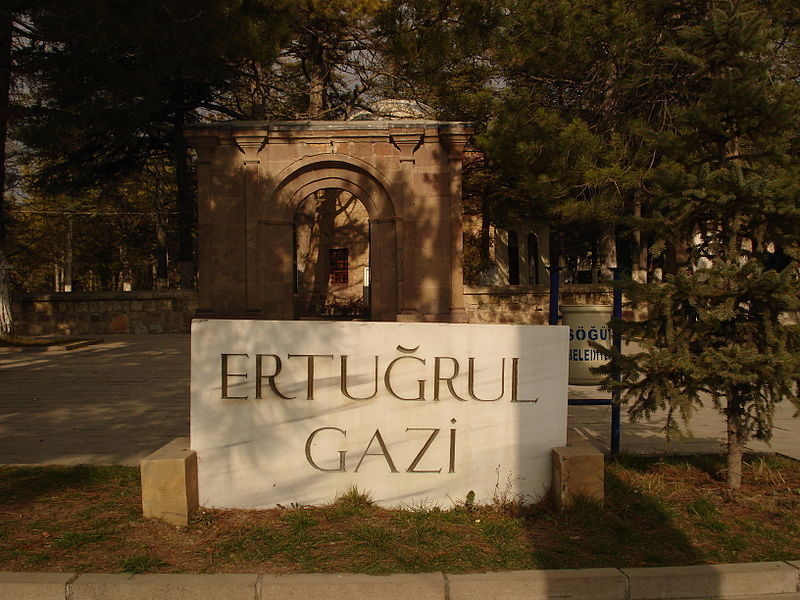 مدخل مقبرة أرطغرل بمدينة سكود.