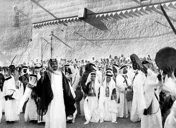 الملك عبدالعزيز آل سعود مع أطفال الرياض